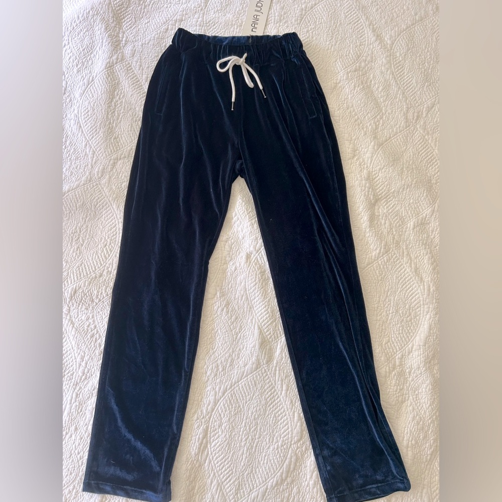 NWT nAna Judy Navy velour joggers XS.
Elastic waist W/white tie. Streetwesr
